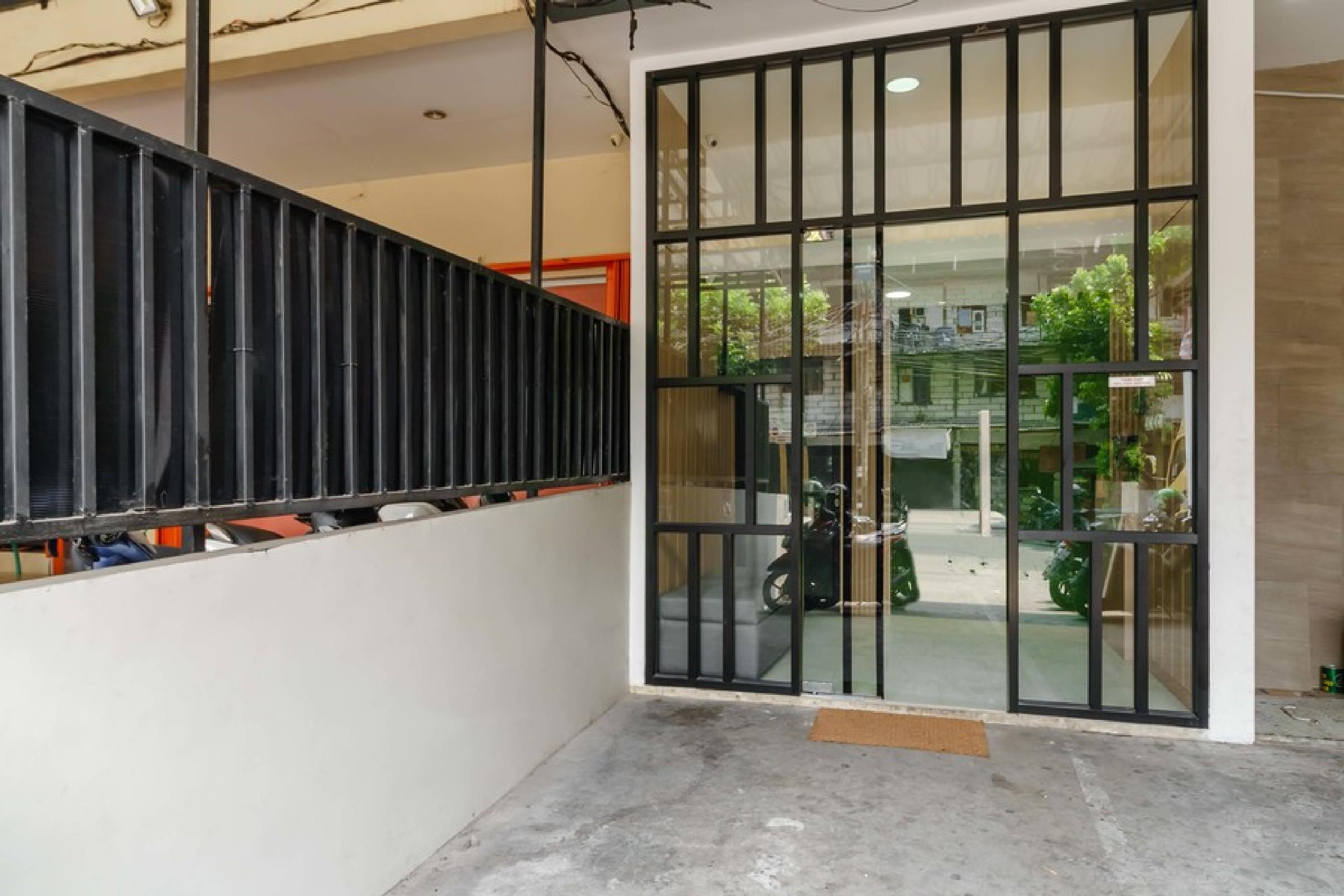 Отель Reddoorz @ Mangga Besar 2 Джакарта Экстерьер фото