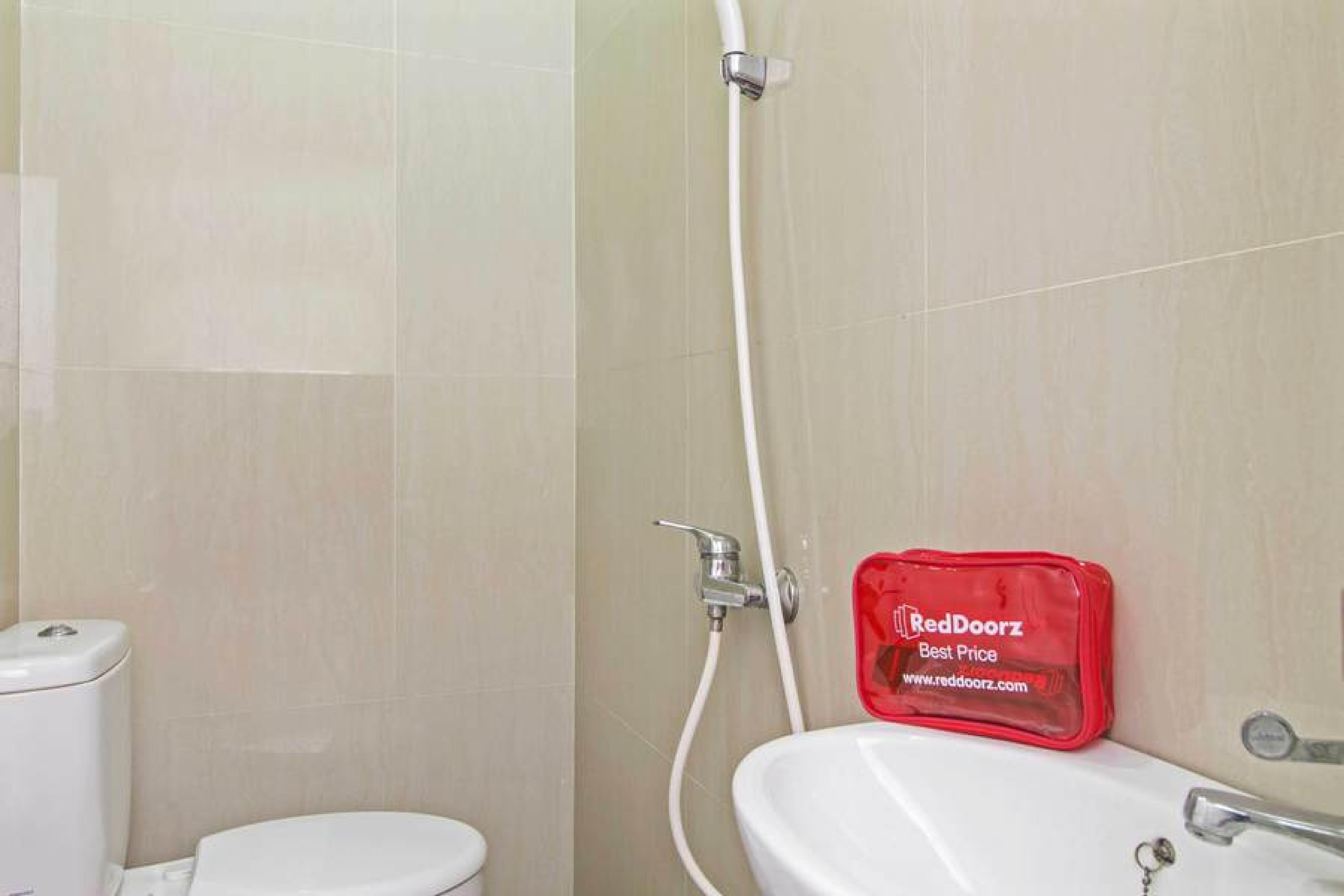 Отель Reddoorz @ Mangga Besar 2 Джакарта Экстерьер фото