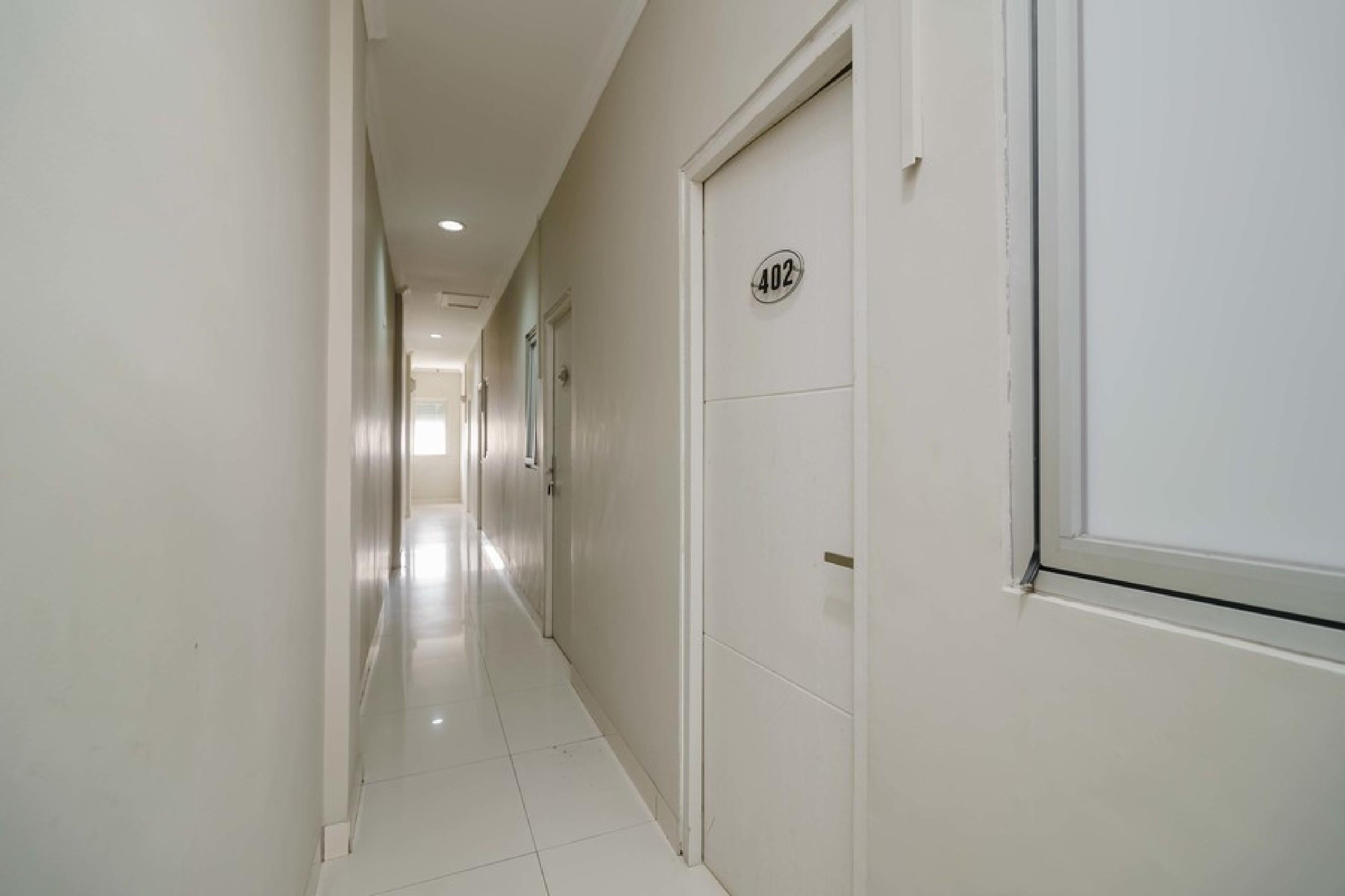 Отель Reddoorz @ Mangga Besar 2 Джакарта Экстерьер фото