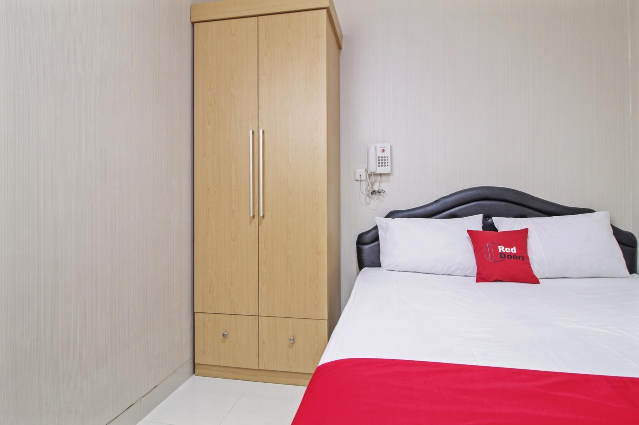 Отель Reddoorz @ Mangga Besar 2 Джакарта Экстерьер фото