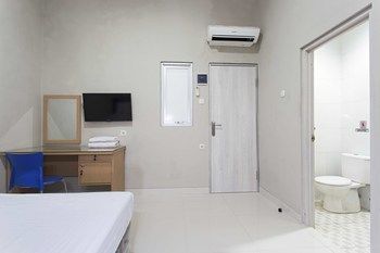Отель Reddoorz @ Mangga Besar 2 Джакарта Экстерьер фото
