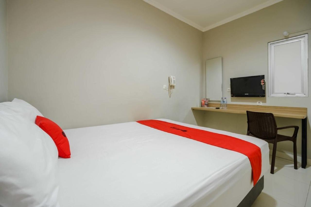 Отель Reddoorz @ Mangga Besar 2 Джакарта Экстерьер фото